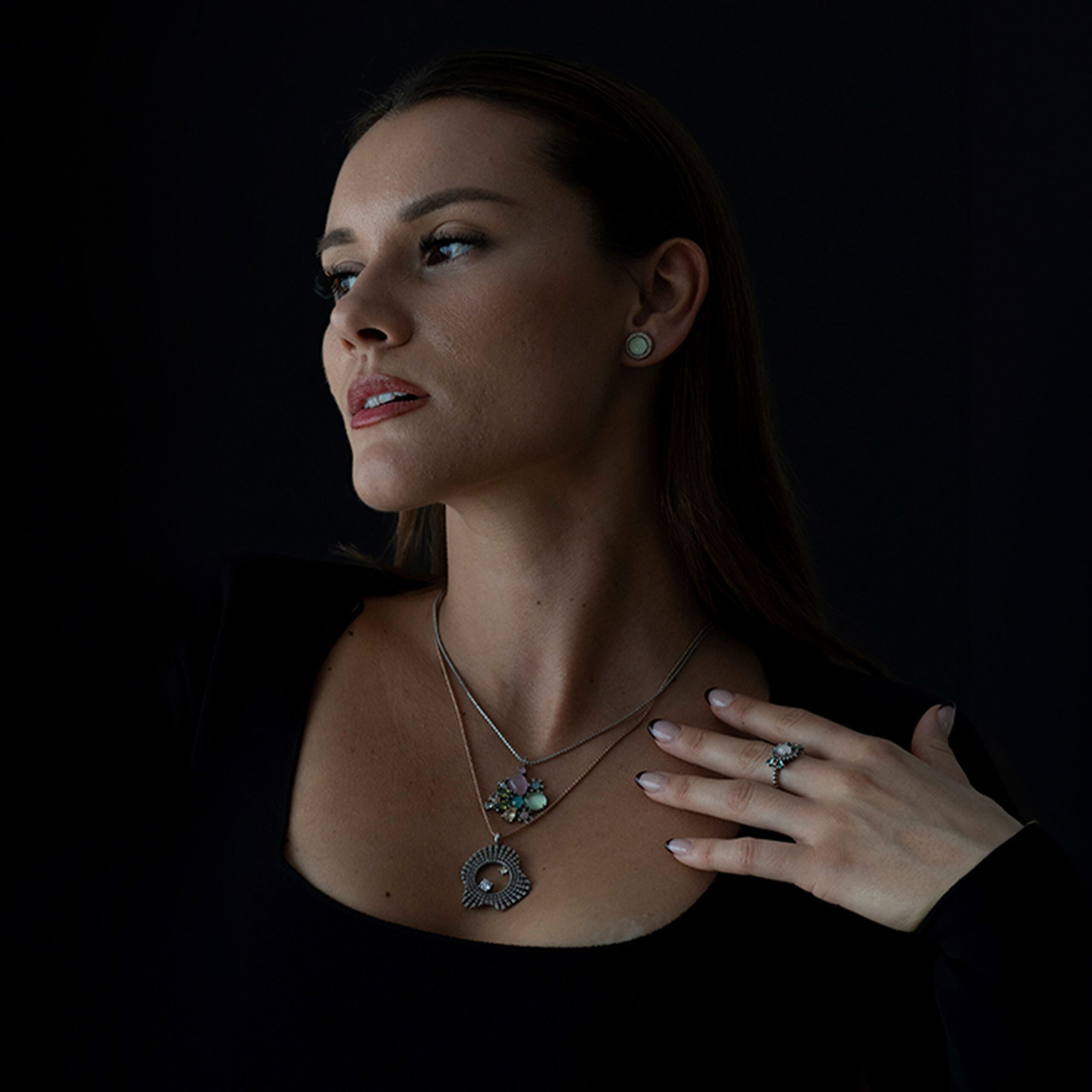 Which necklace to choose according to your neckline?